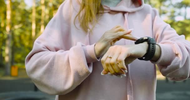 Närbild Bild Kvinnliga Händer Kontrollera Träningsdata Och Sensoravläsningar Smartwatch Efter — Stockvideo