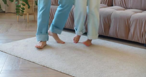 异性恋夫妇在家里跳舞 在家里脚的特写镜头 可爱的夫妇有乐趣 男人和女人在家里跳舞时的亲密合影 营造出一种活泼有趣的气氛 — 图库视频影像