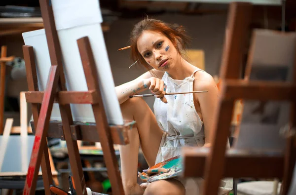 Retrato Uma Jovem Artista Feminina Seu Estúdio Ela Olha Para — Fotografia de Stock