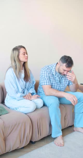 Frau Tröstet Aufgebrachten Mann Auf Couch Szene Unterstreicht Menschliche Verbundenheit — Stockvideo