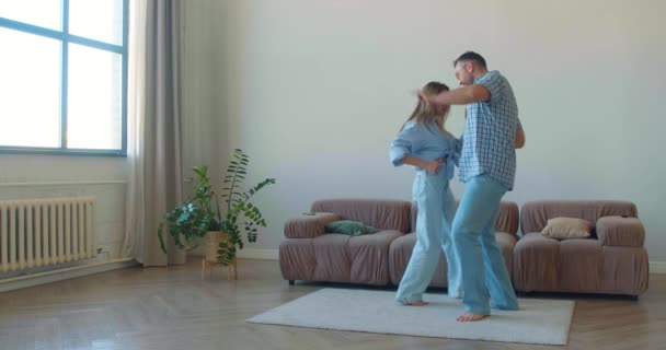 Video Ett Heterosexuellt Par Som Dansar Hemma Älskade Par Som — Stockvideo
