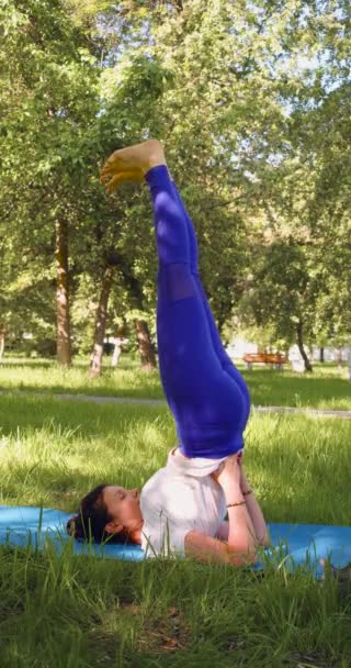 Жінка Практикує Йогу Парку Виконуючи Плечову Позу Ногами Спрямованими Бік — стокове відео