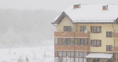 Kenar mahallelerdeki tipik küçük kasaba evlerinin 4K videosu. Yavaş çekim 4K görüntüsü. Dolly vurdu..