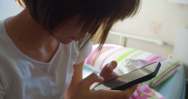 Adolescente Acostada Cama Revisando Sus Mensajes Redes Sociales Teléfono Inteligente — Vídeos de Stock