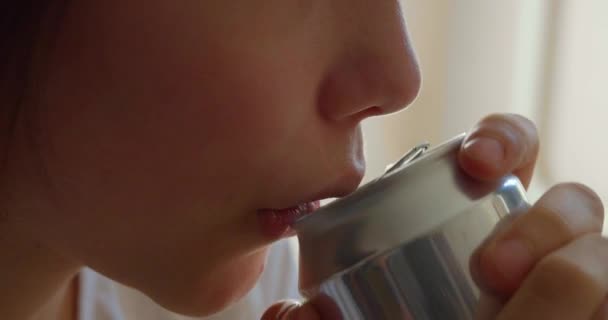 缶からエネルギーを飲む10代の少女のクローズアップビュー ビデオでは これらのタイプの飲み物に含まれる化学成分の有害な影響と中毒性を強調しています — ストック動画