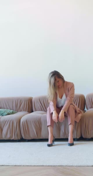 Une Jeune Femme Assoit Sur Canapé Dans Salon Tombe Après — Video
