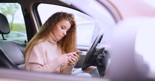 Årig Kvinna Får Ett Meddelande När Hon Sitter Bil Parkeringsplats — Stockvideo