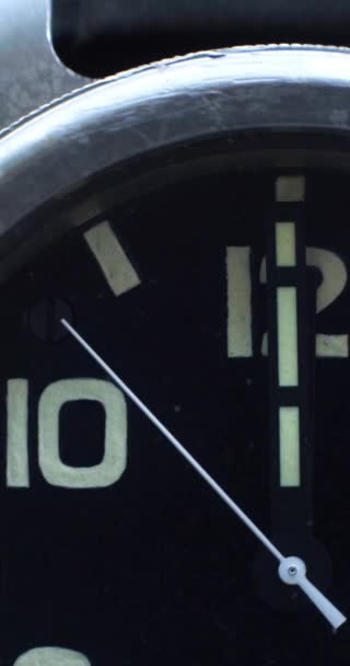 機械式時計の針を2本指で押すマクロショットは 精度と精度で時間の経過を測定します 垂直60 Fpsの4K映像 — ストック動画