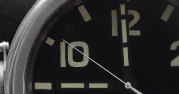 機械式時計の魅惑的なクローズアップは 文字盤の周りに秒針がレースするように その複雑なデザインと正確な動きを紹介します 贅沢と時間関連のプロジェクトに最適です — ストック動画