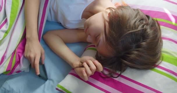 Дівчина Підліток Лежить Ліжку Перевіряє Свої Повідомлення Соціальних Мережах Своєму — стокове відео