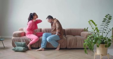 Kanepede otururken evde tartışan bir çift. İlişki krizi. Kadın ve erkek evde kavga ediyor. Yavaş çekim 4k görüntü.