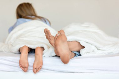 Yatağa dolanmış bir çiftin yakın plan çekimleri, beraberliklerinin mahremiyetini yakalıyor..