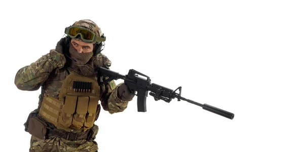 Ein Soldat Ruft Radio Nach Unterstützung Während Auf Die Seite — Stockfoto