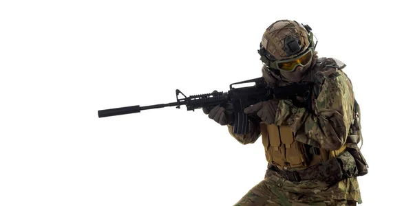 Soldado Mercenario Con Rifle Automático Mano Mirando Hacia Atrás Soldado — Foto de Stock