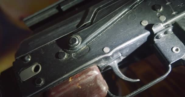 Telecamera Movimento Lungo Fucile Assalto Kalashnikov Primo Piano Video Rallentatore — Video Stock
