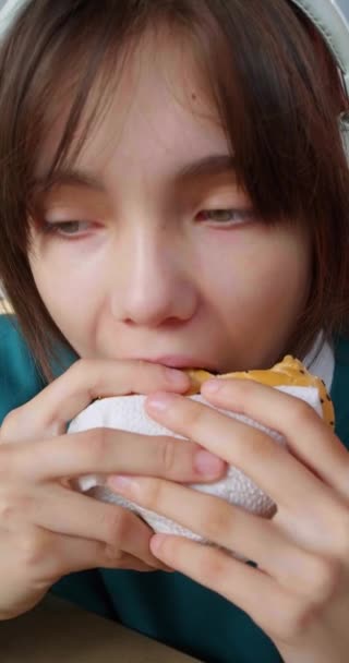 Młodzieńcza Obsesja Punkcie Niezdrowego Jedzenia Nastolatka Jedząca Hamburgery Szkodliwe Skutki — Wideo stockowe