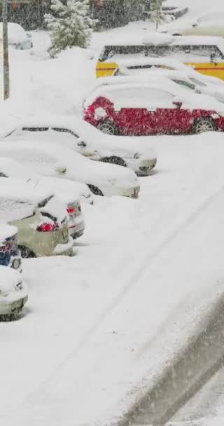 暴风雪期间雪地覆盖着汽车的慢镜头 在多风的冬季天气里摇曳的空气 4K镜头 — 图库视频影像