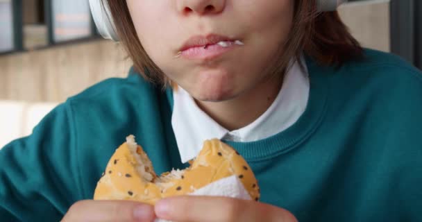 Vídeo Recortado Una Adolescente Comiendo Hamburguesa Efectos Nocivos Comer Alimentos — Vídeos de Stock