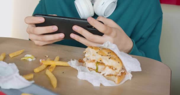 Las Manos Una Adolescente Absorben Pantalla Teléfono Inteligente Sentado Café — Vídeos de Stock