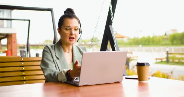 一名40岁妇女在笔记本电脑前的一次在线视频通话中的4K段视频 — 图库视频影像