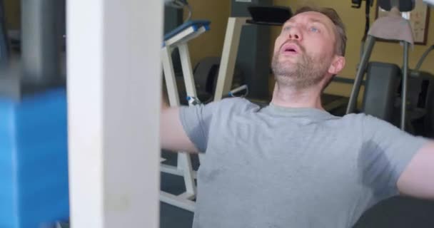 Hombre Mediana Edad Entrenando Espalda Gimnasio Con Enfoque Mantener Aptitud — Vídeo de stock