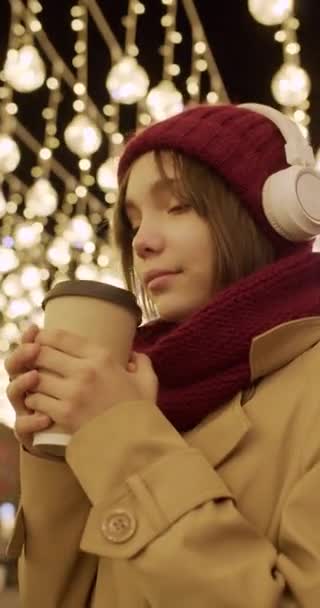 소녀는 크리스마스 이브에 따끈하고 커피를 즐기며 미소짓는다 Fps 장면을 클로즈업 — 비디오