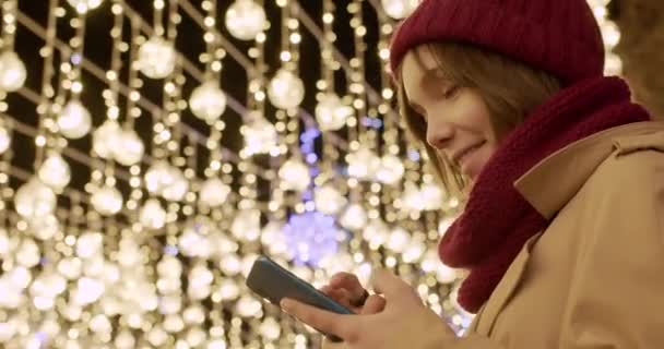 크리스마스 이브에 소녀가 온라인으로 친구들 수다를 도시와 온라인으로 소통하는 활기찬 — 비디오
