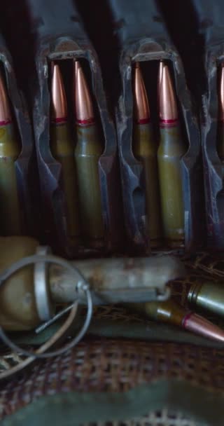 Die Kamera Bewegt Sich Entlang Sauber Organisierter Reihen Von Munitionsmagazinen — Stockvideo