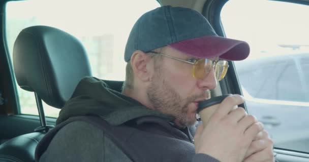 Medelålders Man Glasögon Börjar Dagen Med Kopp Kaffe Bilen Vikten — Stockvideo
