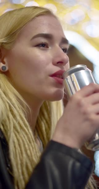 Nastolatka Lub Młoda Kobieta Pijąca Napój Energetyczny Puszki Młoda Kobieta — Wideo stockowe