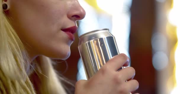 Έφηβο Κορίτσι Νεαρή Γυναίκα Που Πίνει Ένα Ενεργειακό Ποτό Από — Αρχείο Βίντεο