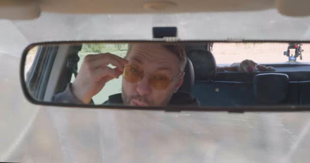 Orta Yaşlı Sürücü Gözlüğünü Çıkarıp Burnunun Köprüsüne Masaj Yapıyor Uzun — Stok video