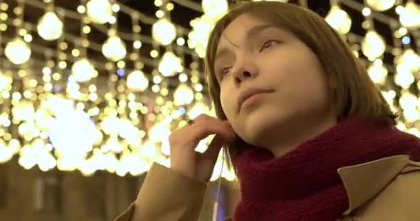 Дівчинка Підліток Вставляє Дротяні Навушники Посміхається Коли Занурюється Різдвяний Прикрашений — стокове відео