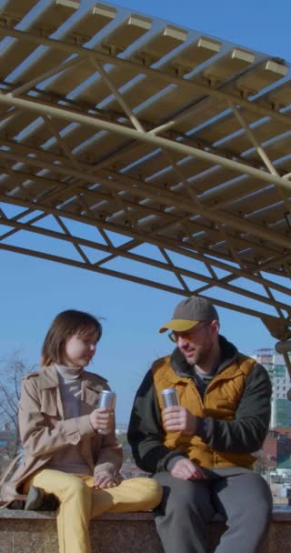 Babalar Günü Babalar Kızları Dışarıda Soda Içiyor Yavaş Çekim Dikey — Stok video