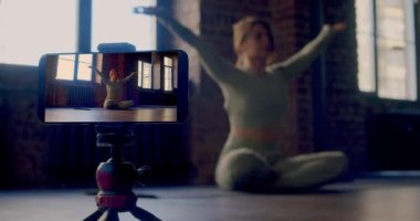 Meditasyon çevrimiçi yayın - yoga eğitmeni online meditasyon yayınına öncülük ediyor. Modern teknolojiler, kendinizi dünyanın herhangi bir yerinden geliştirmenin bir yolu. Yavaş çekim 4k video.