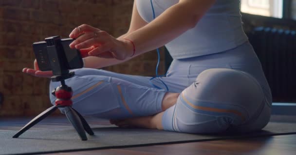 Genç Bir Kadının Videosu Akıllı Telefondan Yoga Rehberini Seçiyor Meditasyon — Stok video