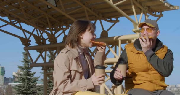 Padre Salchicha Comiendo Pizza Aire Libre Día Los Padres Vídeo — Vídeo de stock