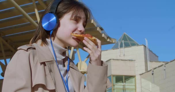 Αργή Κίνηση Πλάνα Νέοι Εθισμός Πρόχειρο Φαγητό Ένα Έφηβο Κορίτσι — Αρχείο Βίντεο