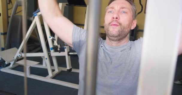 Homme Âge Moyen Lors Entraînement Dos Dans Salle Gym Une — Video