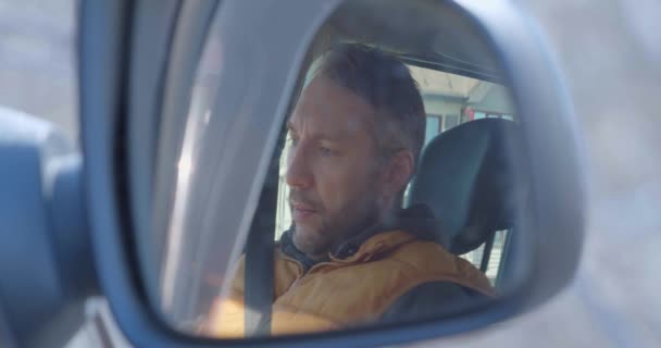 Medelålders Chauffören Tar Sig Glasögonen Och Masserar Näsryggen Vikten Vila — Stockvideo