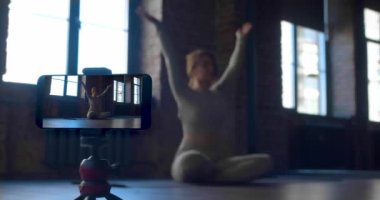 Bir yoga eğitmeni online meditasyon yayınını yönetiyor. Modern teknolojiler, kendinizi dünyanın herhangi bir yerinden geliştirmenin bir yolu. Yavaş çekim 4k video.