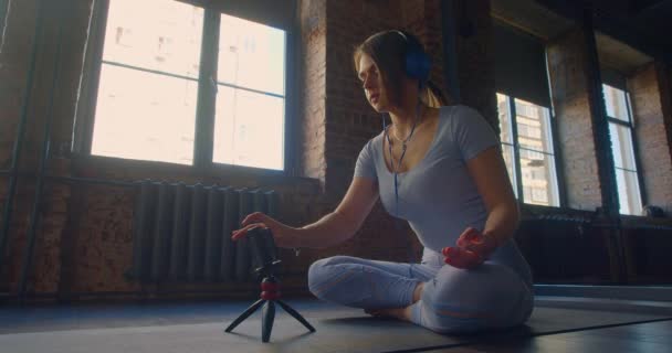 Genç Bir Kadın Akıllı Telefondan Yoga Rehberini Seçiyor Meditasyon Yapmaya — Stok video