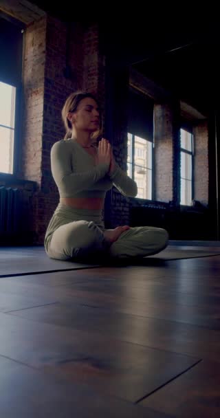 Filmato Verticale Rallentatore Pratica Meditativa Yoga Una Giovane Donna Una — Video Stock