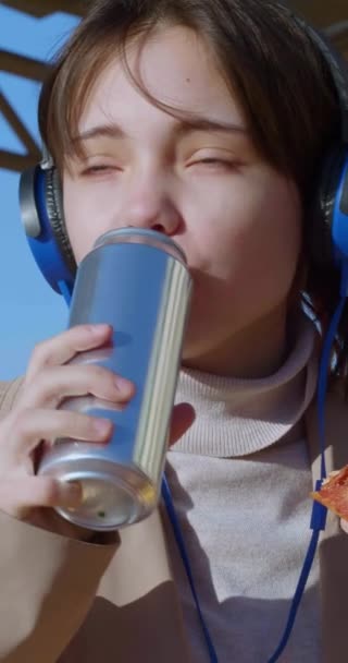 Teen Girl Siede Strada Cuffia Beve Una Bevanda Energetica Una — Video Stock