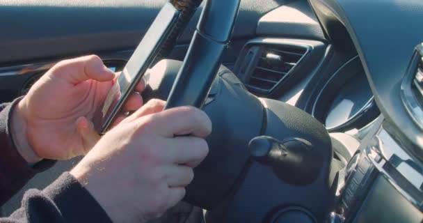 Nebezpečná Jízda Chytrým Telefonem Řidič Kontroluje Poštu Sleduje Zprávy Posílá — Stock video