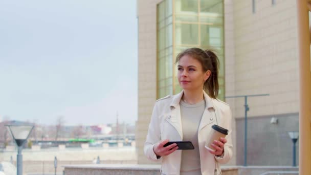 Mulher Negócios Bonita Tirando Uma Foto Com Seu Smartphone Enquanto — Vídeo de Stock