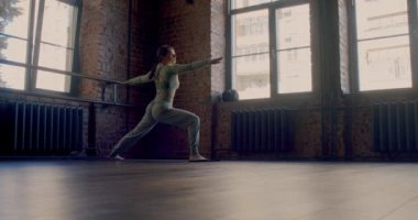 Yoga pratiği dijital bir detoks. Genç kadın yoga yapıyor. Denge, akıl sağlığı ve yavaş yaşam kavramı.