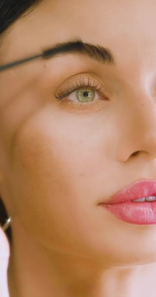 一个漂亮的黑发女人修眉的特写 慢动作垂直4K镜头 — 图库视频影像
