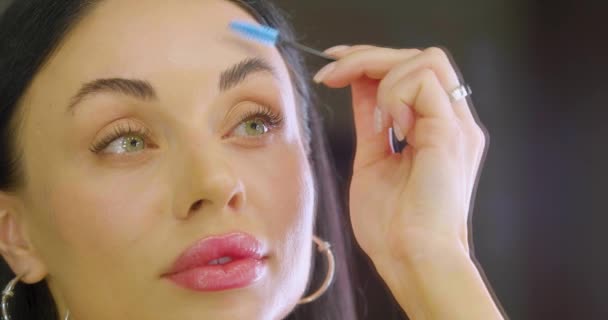 Reflexe Zrcadle Krásné Brunetky Která Provádí Korekci Obočí Zpomalený Záznam — Stock video