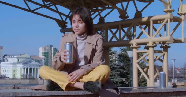 에너지 대들에게 위험하다 어린이들은 음료에 중독되어 함유된 음료에 의존하는 에너지 — 비디오